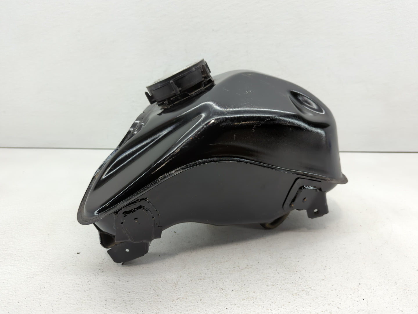 2017 Bmw G 310 R Fuel Tank Door Lid Gas Tank Black - Oemusedautoparts1.com