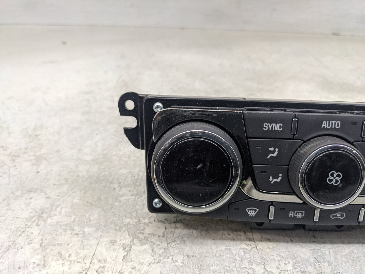 2017 Buick Enclave Climate Control Module Temperature AC/Heater Replacement P/N:147589501 23251328 Fits OEM Used Auto Parts 
