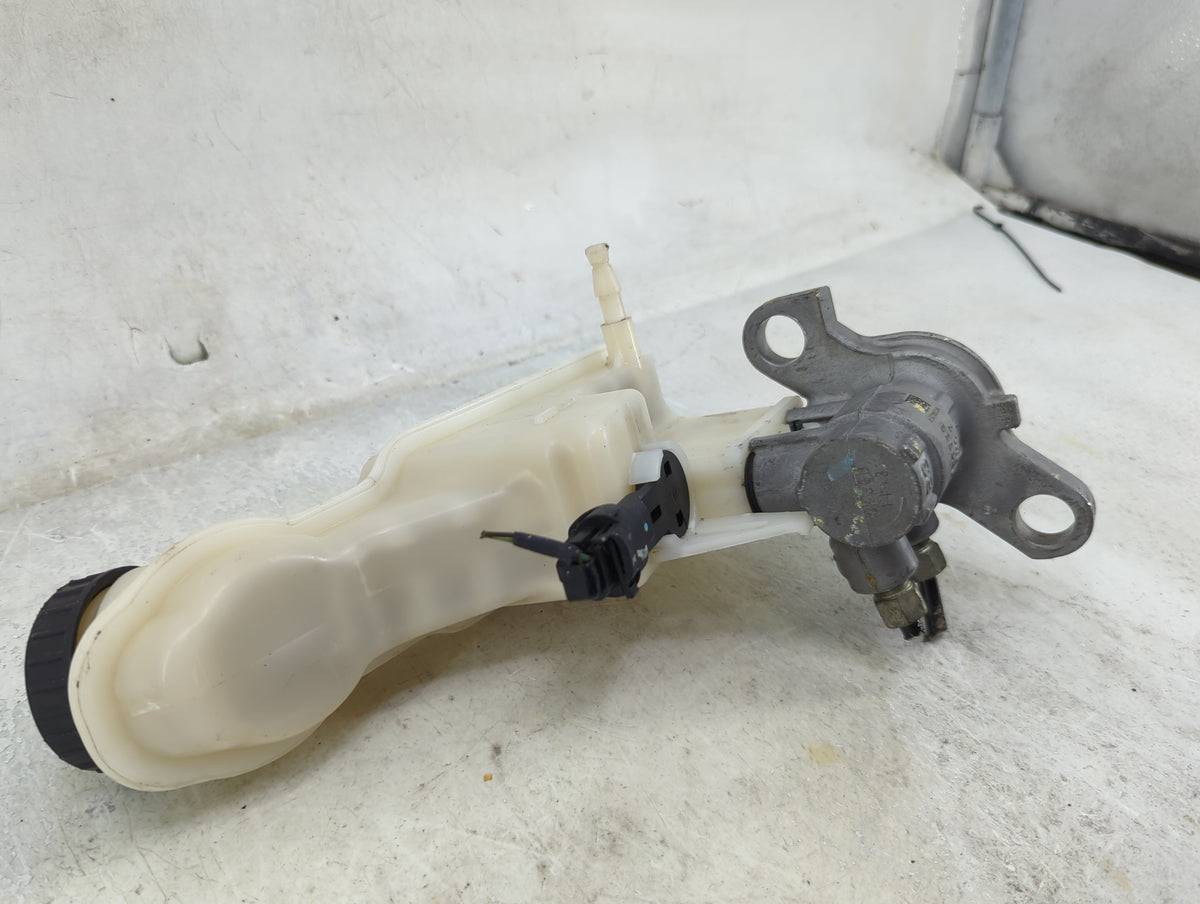 2013-2021 Buick Encore Brake Master Cylinder 1490509 - Oemusedautoparts1.com
