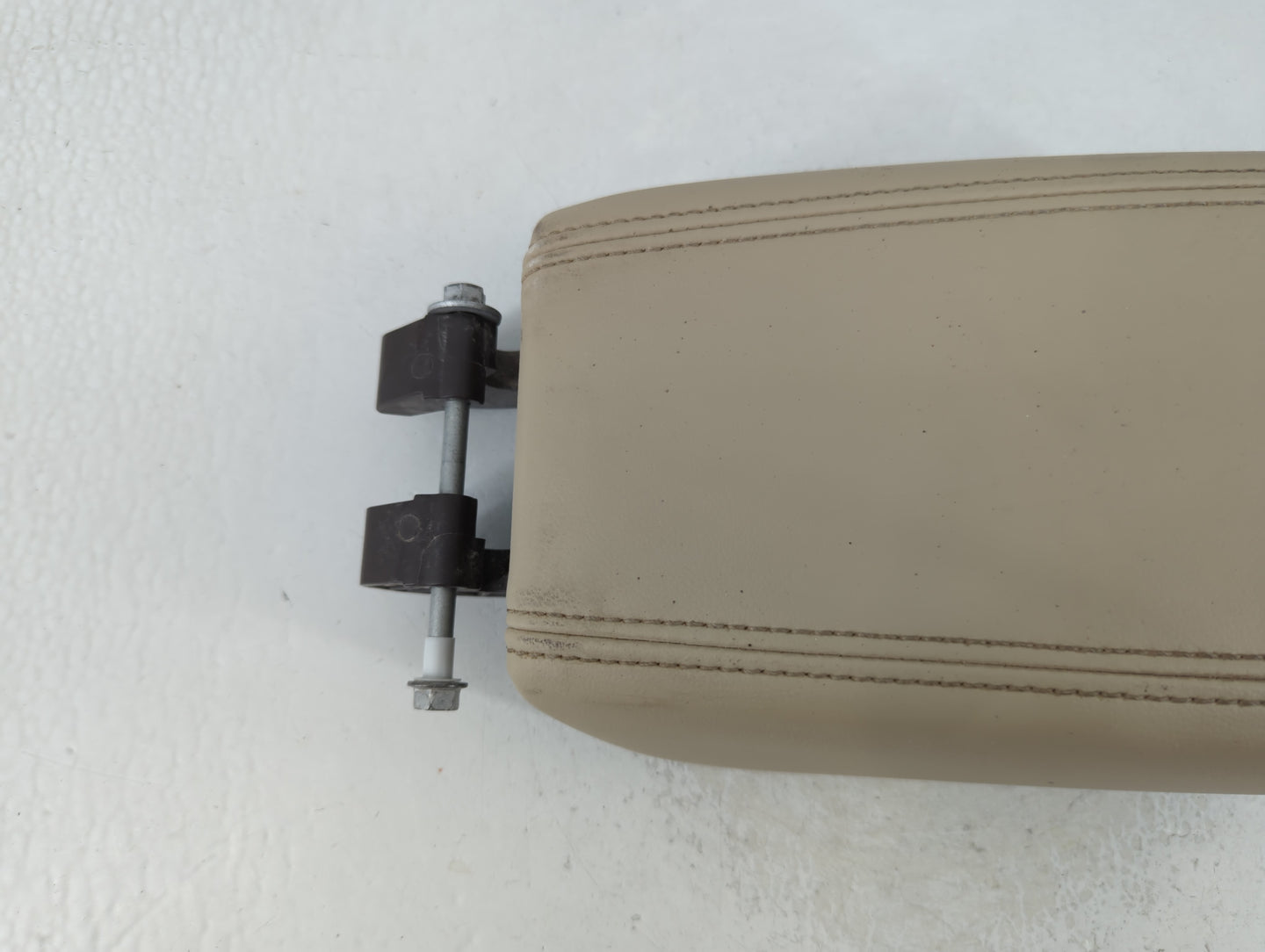 2015-2017 Buick Verano Center Console Armrest Cover Lid P/N:635028596 Fits Fits 2015 2016 2017 OEM Used Auto Parts - Oemused