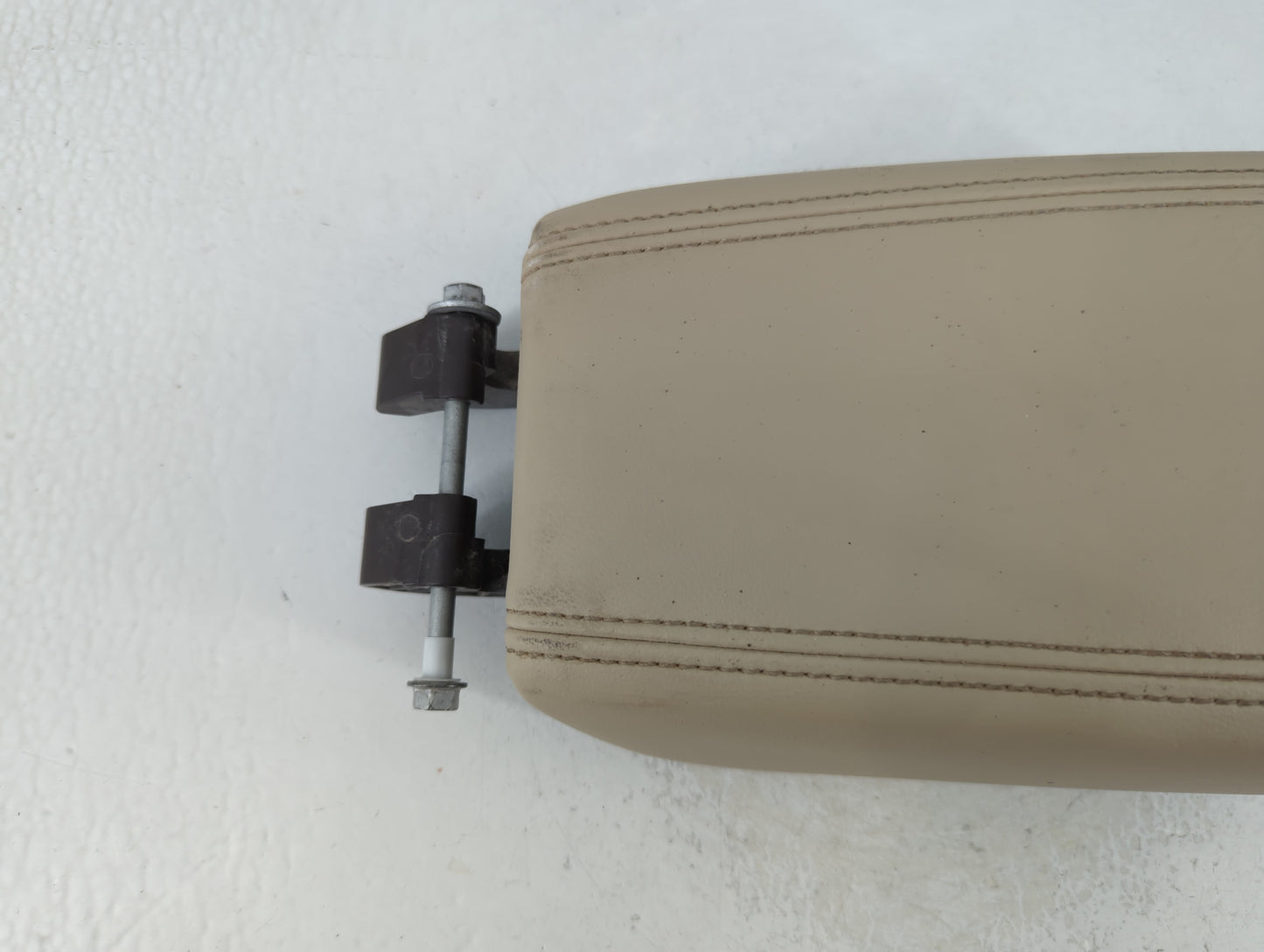 2015-2017 Buick Verano Center Console Armrest Cover Lid P/N:635028596 Fits Fits 2015 2016 2017 OEM Used Auto Parts - Oemused