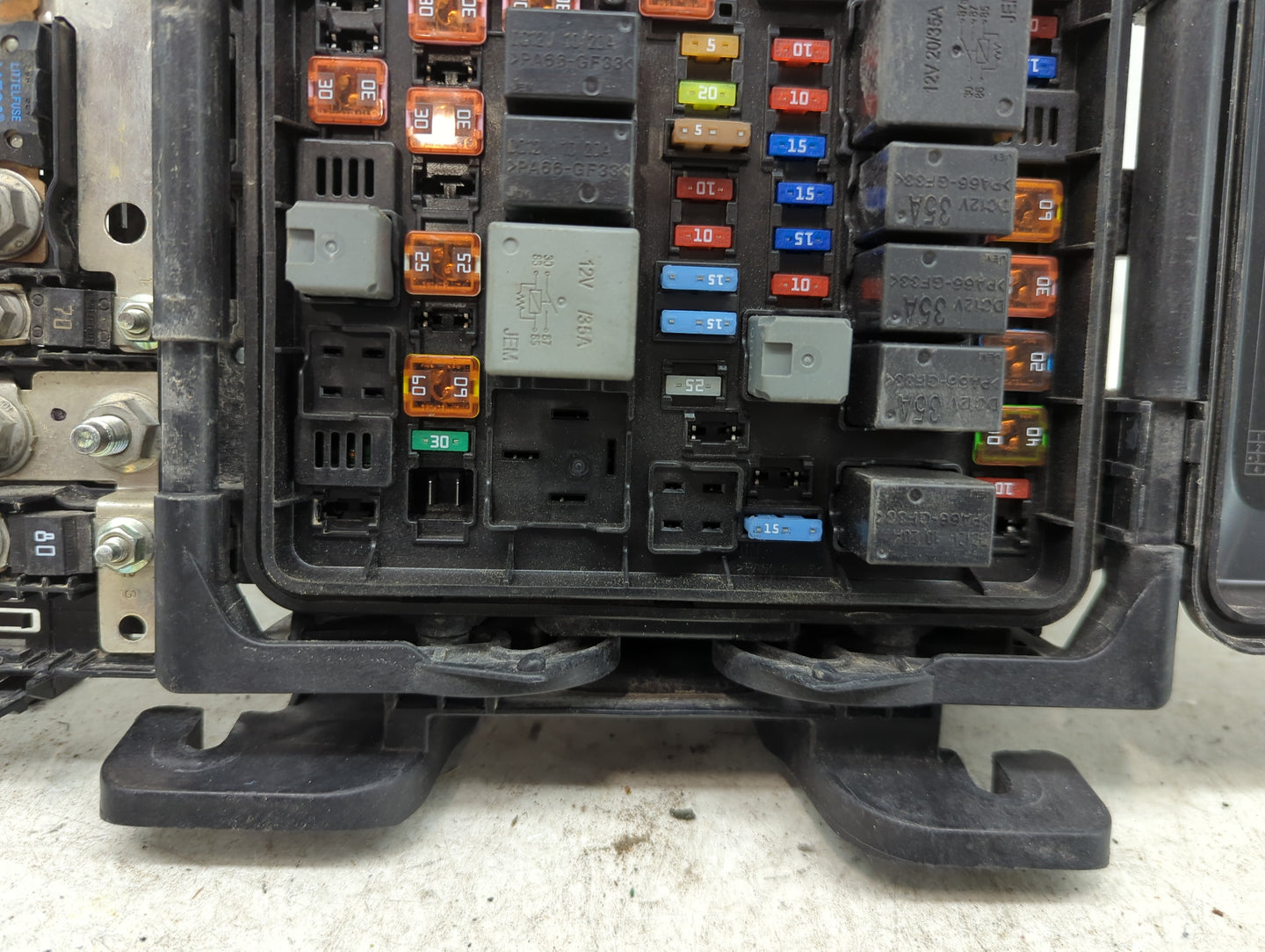 2017-2018 Cadillac Ats Fusebox Fuse Box Panel Relay Module P/N:23359587 84014012 Fits Fits 2017 2018 2019 OEM Used Auto Part