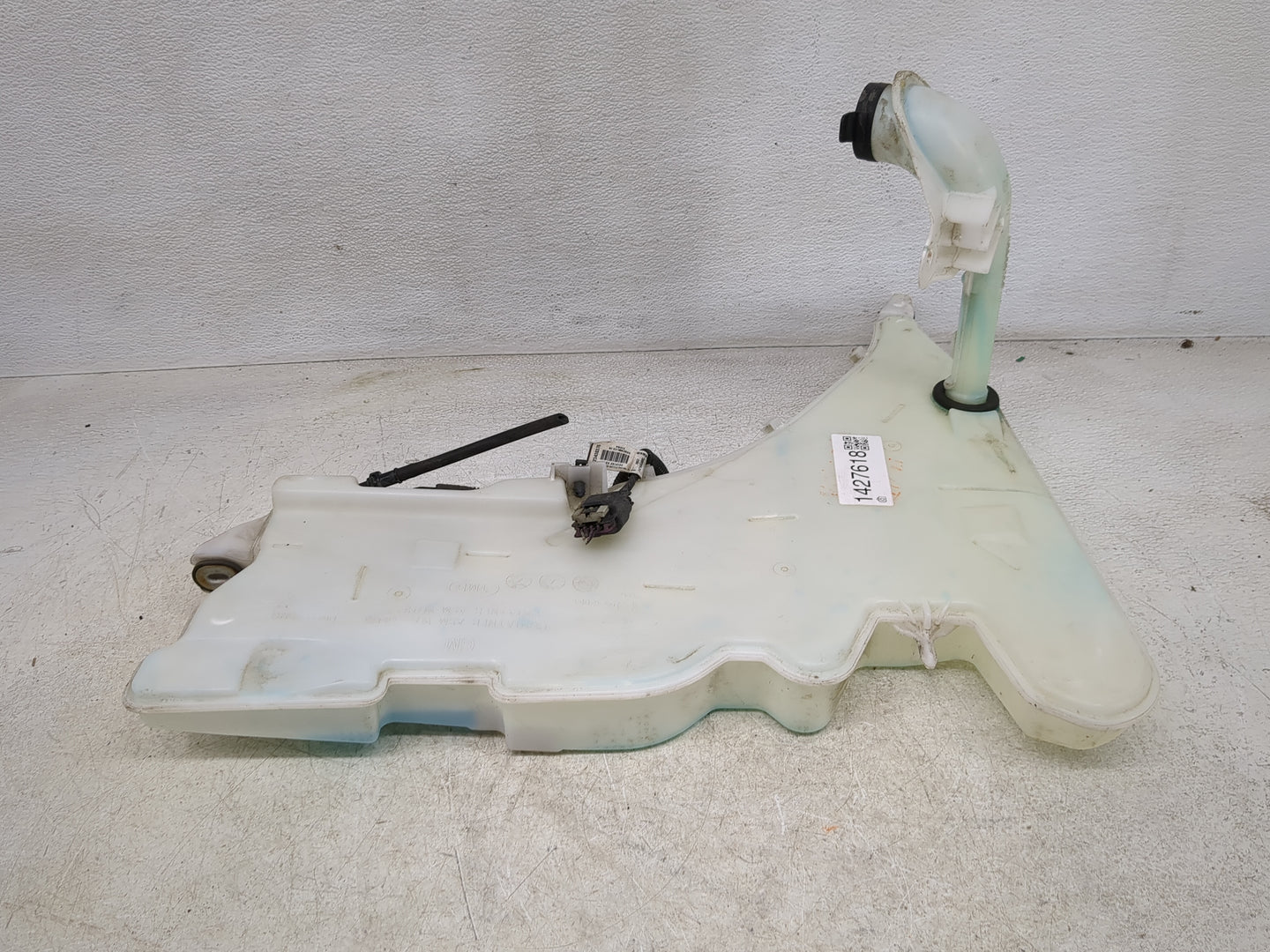 2013-2018 Cadillac Ats Windshield Washer Fluid Reservoir Bottle Oem - Oemusedautoparts1.com