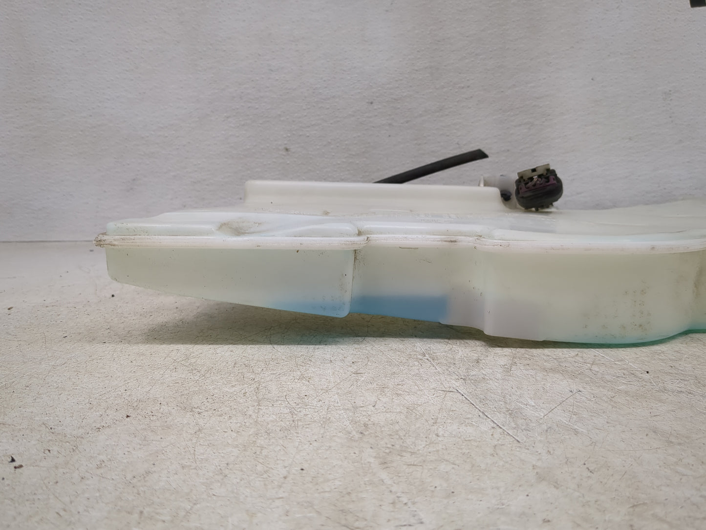 2013-2018 Cadillac Ats Windshield Washer Fluid Reservoir Bottle Oem - Oemusedautoparts1.com