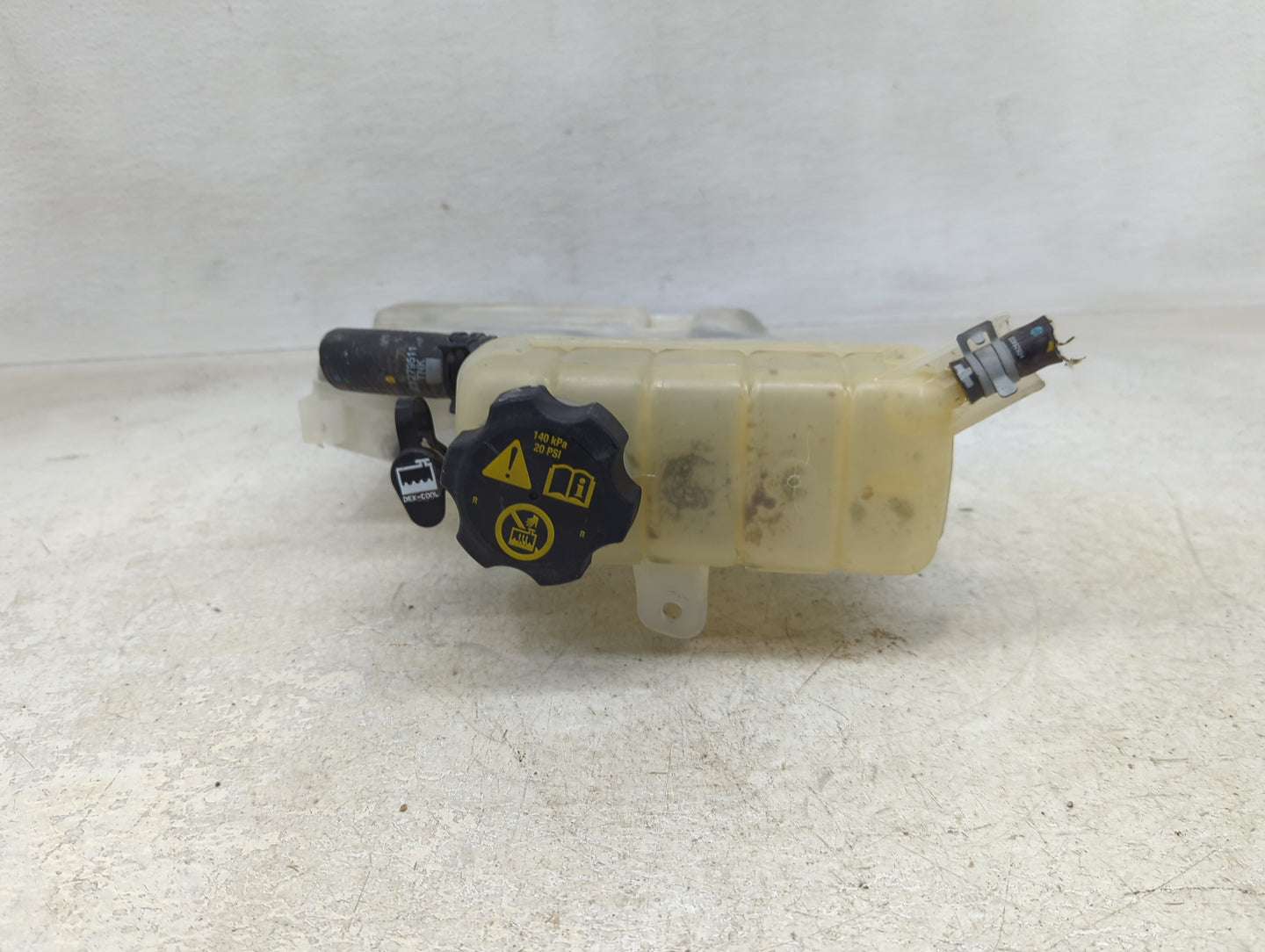 2014-2019 Cadillac Cts Radiator Coolant Overflow Expansion Tank Bottle - Oemusedautoparts1.com