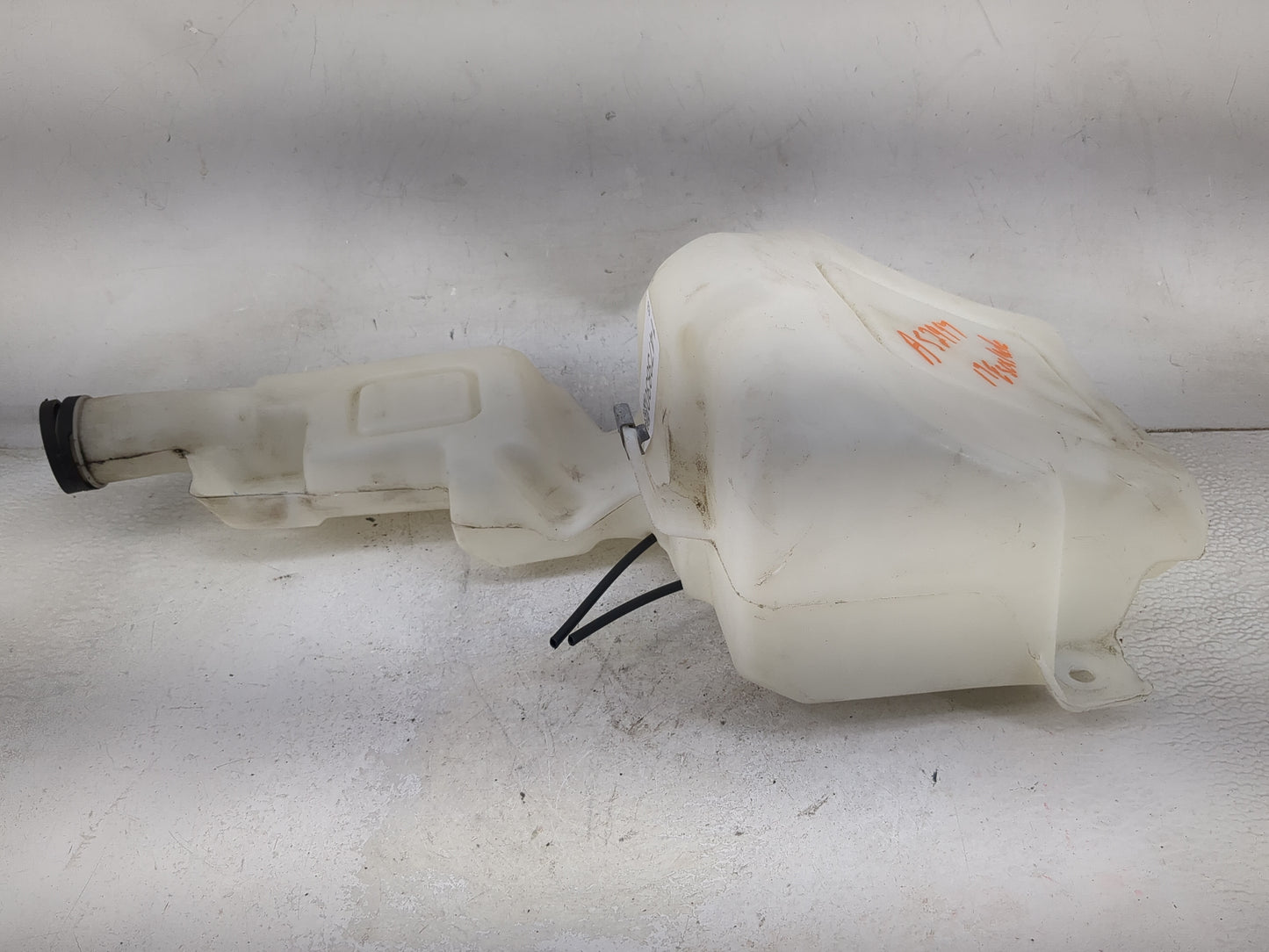 2015-2020 Cadillac Escalade Windshield Washer Fluid Reservoir Bottle Oem 1473830 - Oemusedautoparts1.com