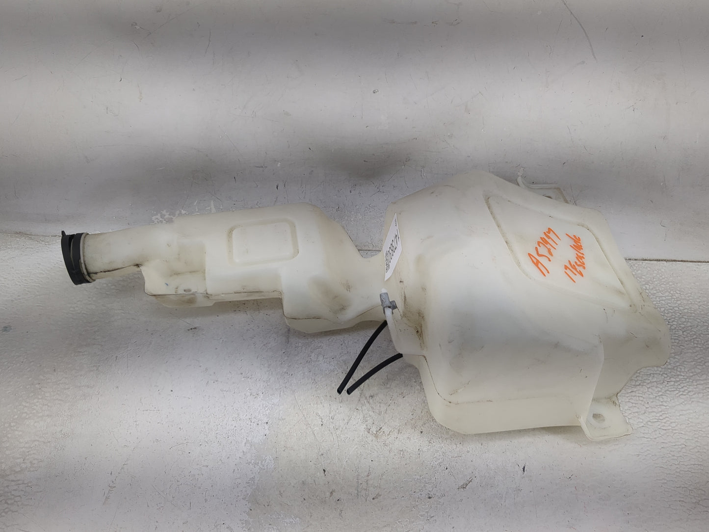 2015-2020 Cadillac Escalade Windshield Washer Fluid Reservoir Bottle Oem 1473830 - Oemusedautoparts1.com