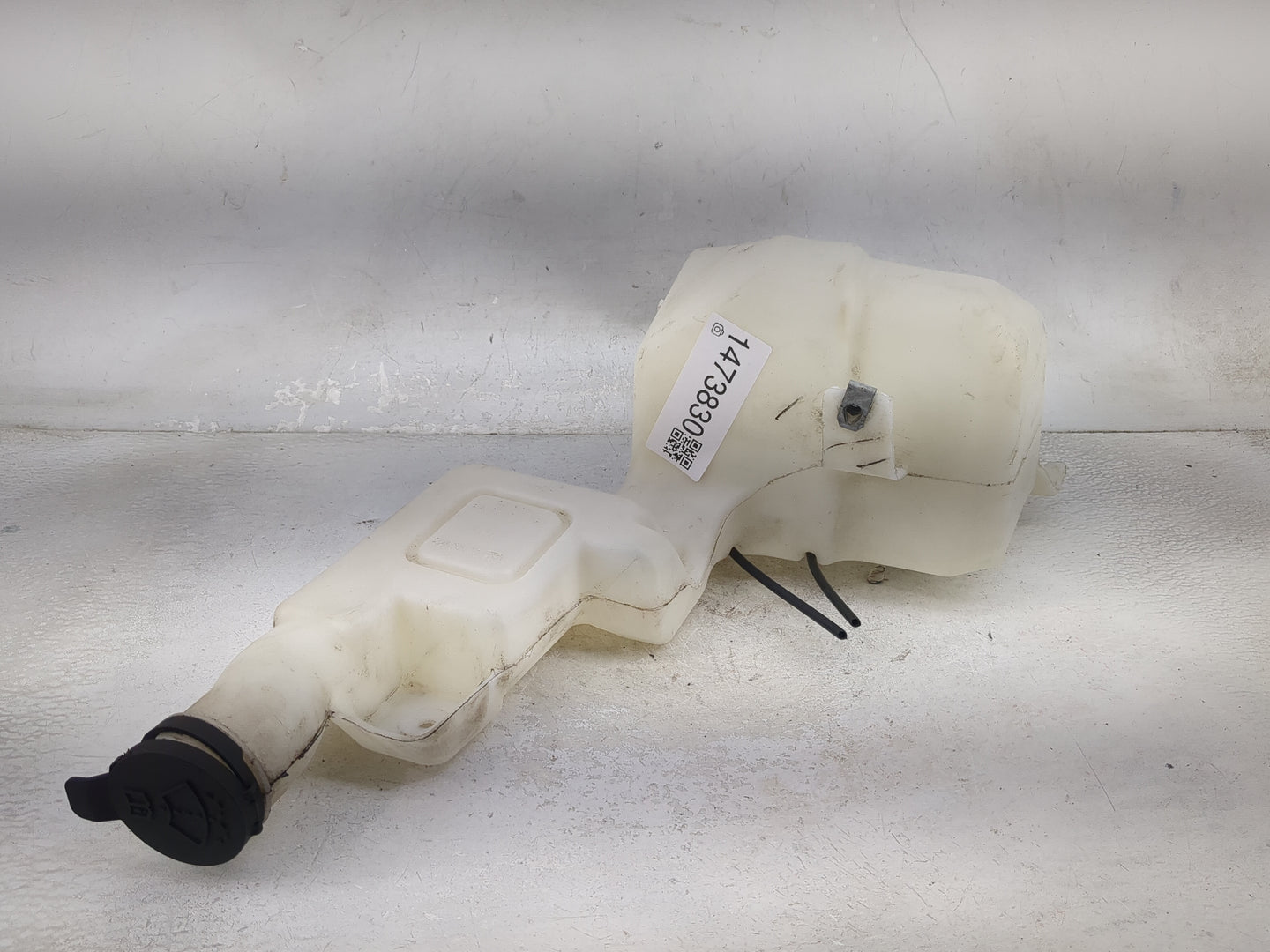 2015-2020 Cadillac Escalade Windshield Washer Fluid Reservoir Bottle Oem 1473830 - Oemusedautoparts1.com