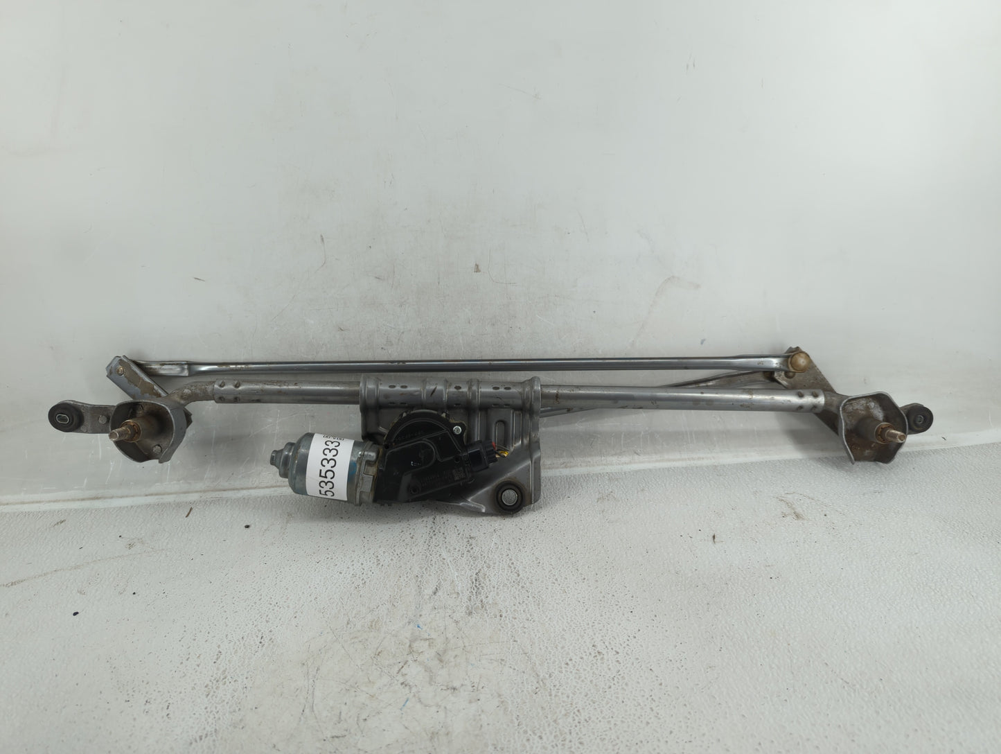 2017 Cadillac Escalade Front Windshield Wiper Motor P/N:AX159060-5870 Fits OEM Used Auto Parts - Oemusedautoparts1.com