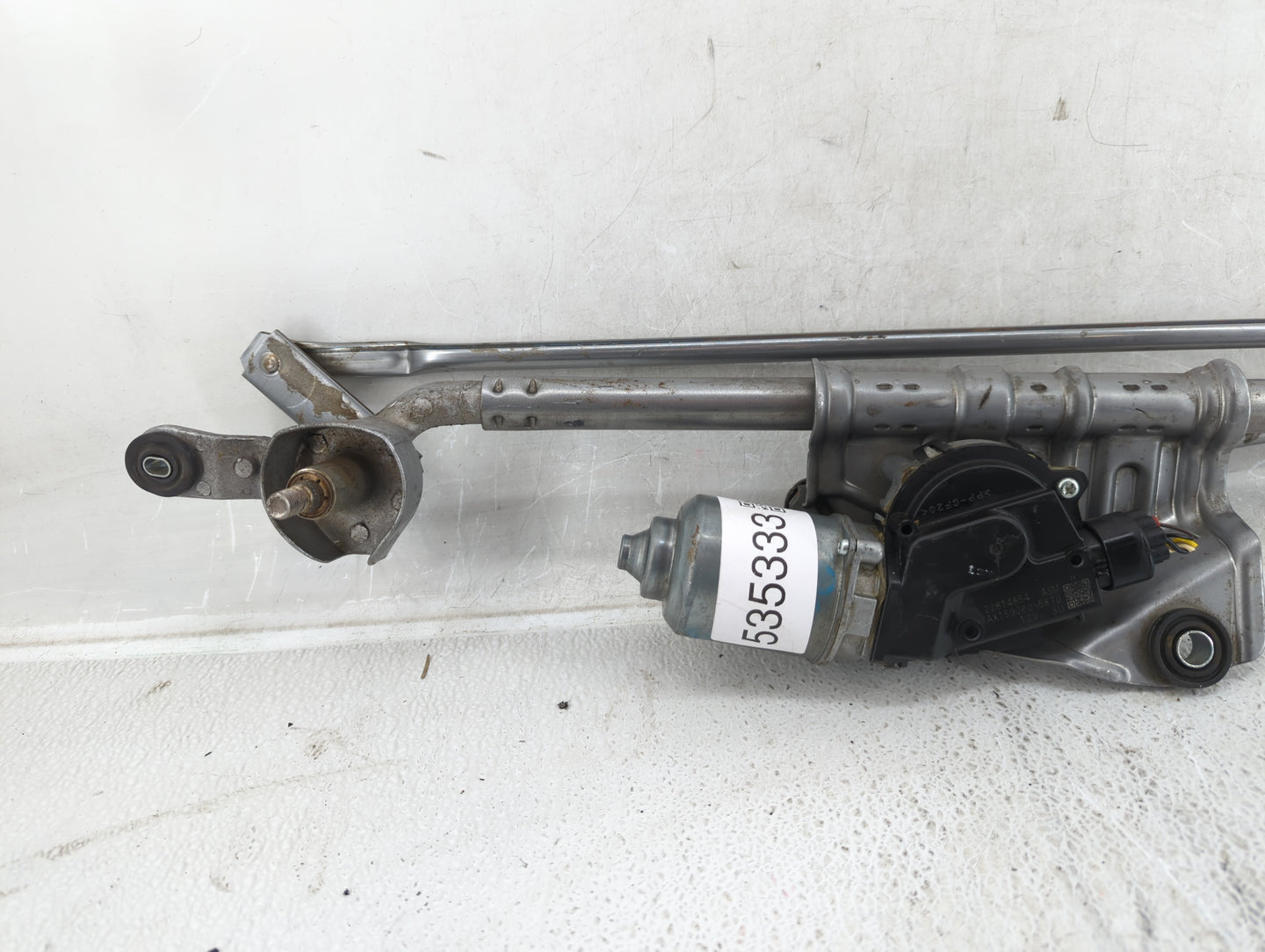 2017 Cadillac Escalade Front Windshield Wiper Motor P/N:AX159060-5870 Fits OEM Used Auto Parts - Oemusedautoparts1.com