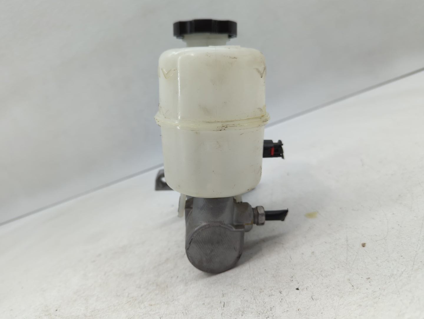 2015-2020 Cadillac Escalade Brake Master Cylinder - Oemusedautoparts1.com