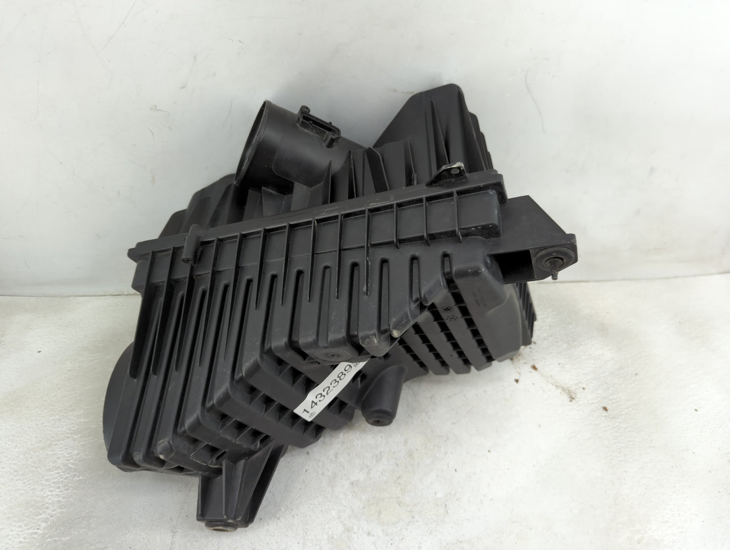 2017-2020 Cadillac Xt5 Air Cleaner Intake-duct Hose Tube - Oemusedautoparts1.com