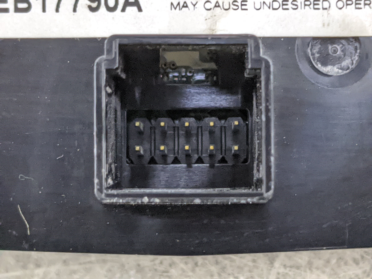 2017 Cadillac Xt5 Rear Center Lid Brake Light Tail Light P/N:23416992 544890379, QFGM418A Fits OEM Used Auto Parts - Oemused