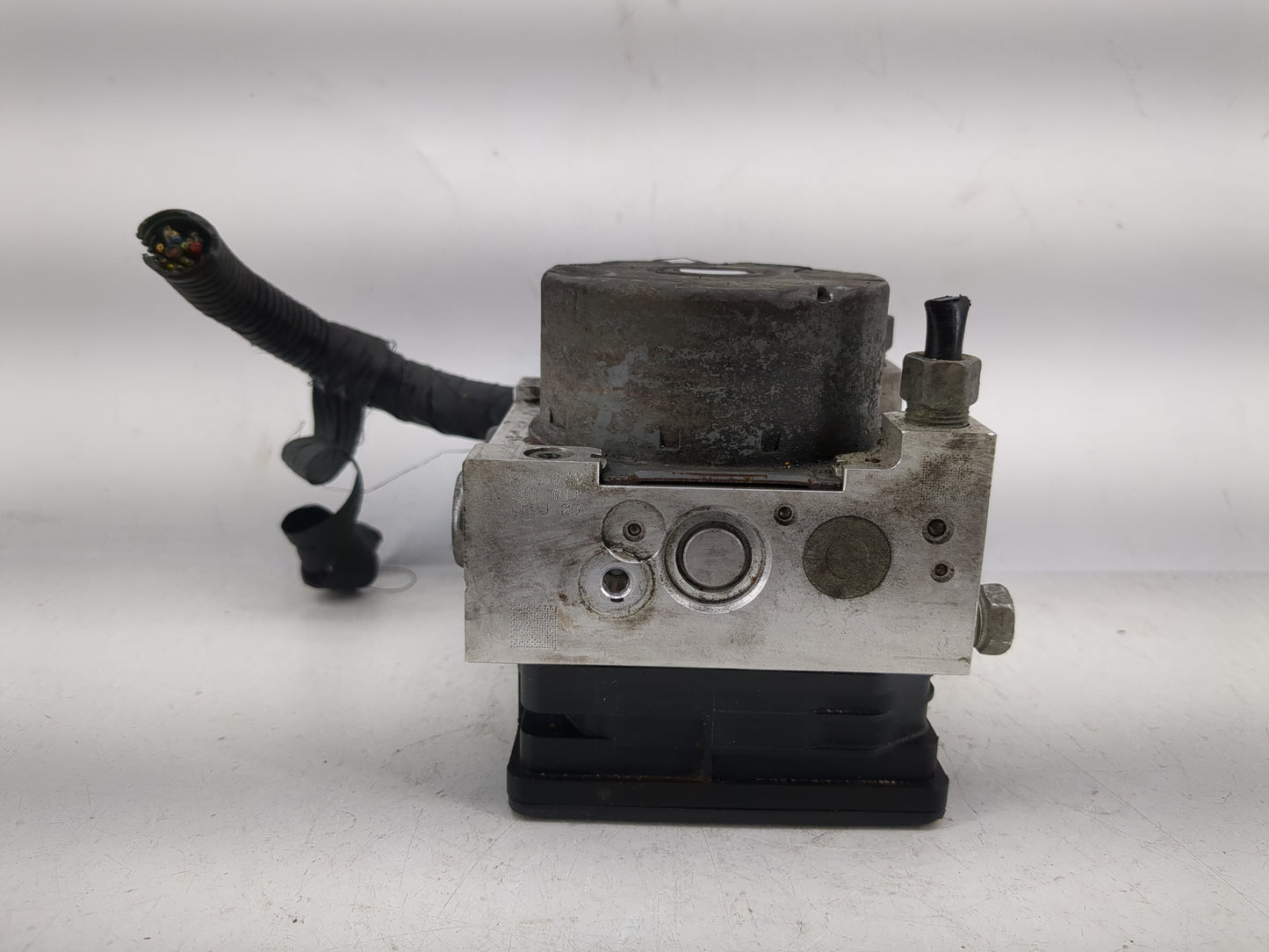 2017 Cadillac Xts ABS Pump Control Module Replacement P/N:84123941 Fits OEM Used Auto Parts - Oemusedautoparts1.com