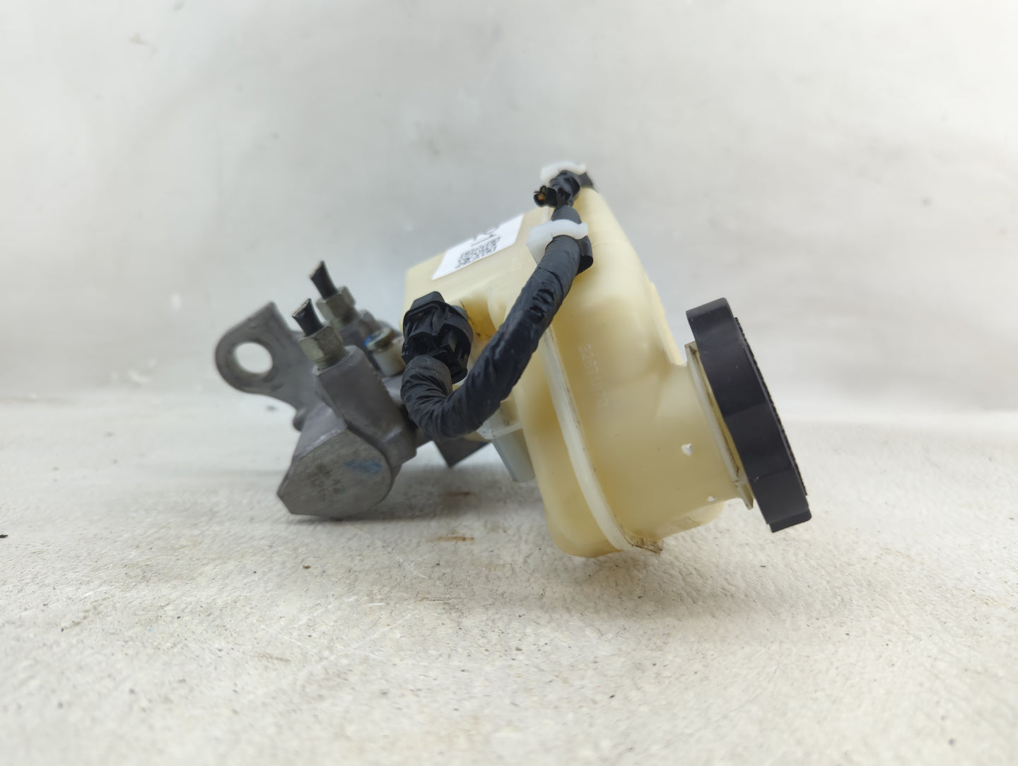 2013-2019 Cadillac Xts Brake Master Cylinder - Oemusedautoparts1.com