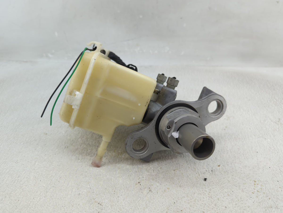 2013-2019 Cadillac Xts Brake Master Cylinder 1290537 - Oemusedautoparts1.com