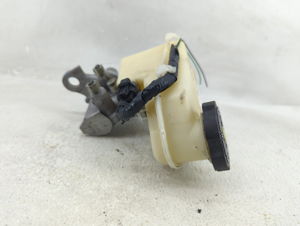 2013-2019 Cadillac Xts Brake Master Cylinder 1290537 - Oemusedautoparts1.com