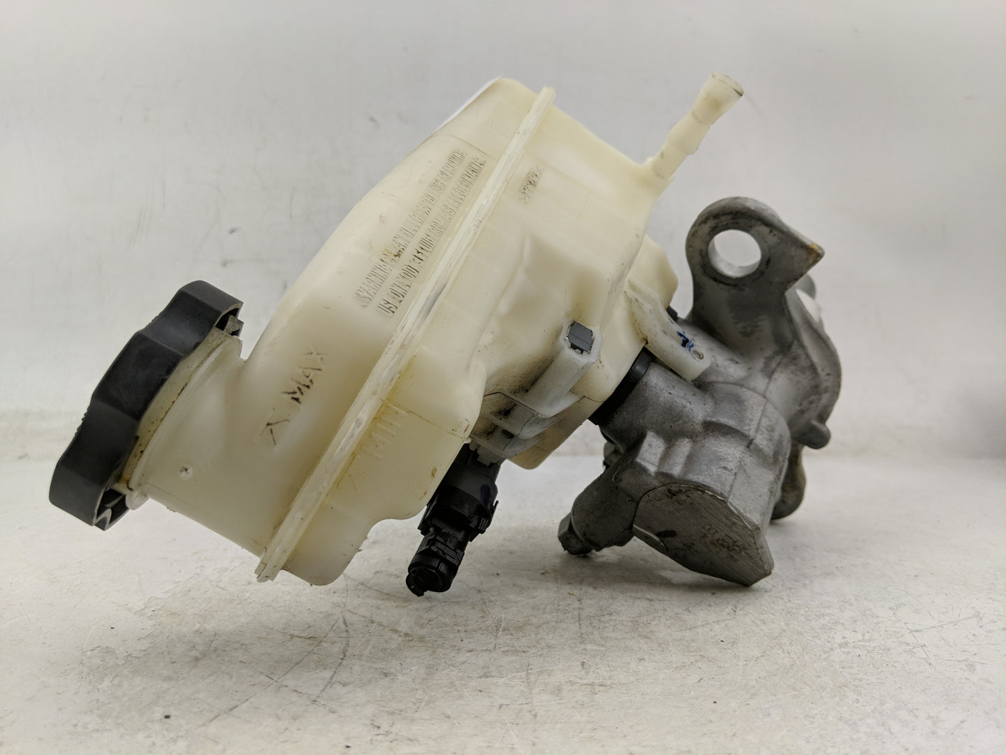 2013-2019 Cadillac Xts Brake Master Cylinder - Oemusedautoparts1.com