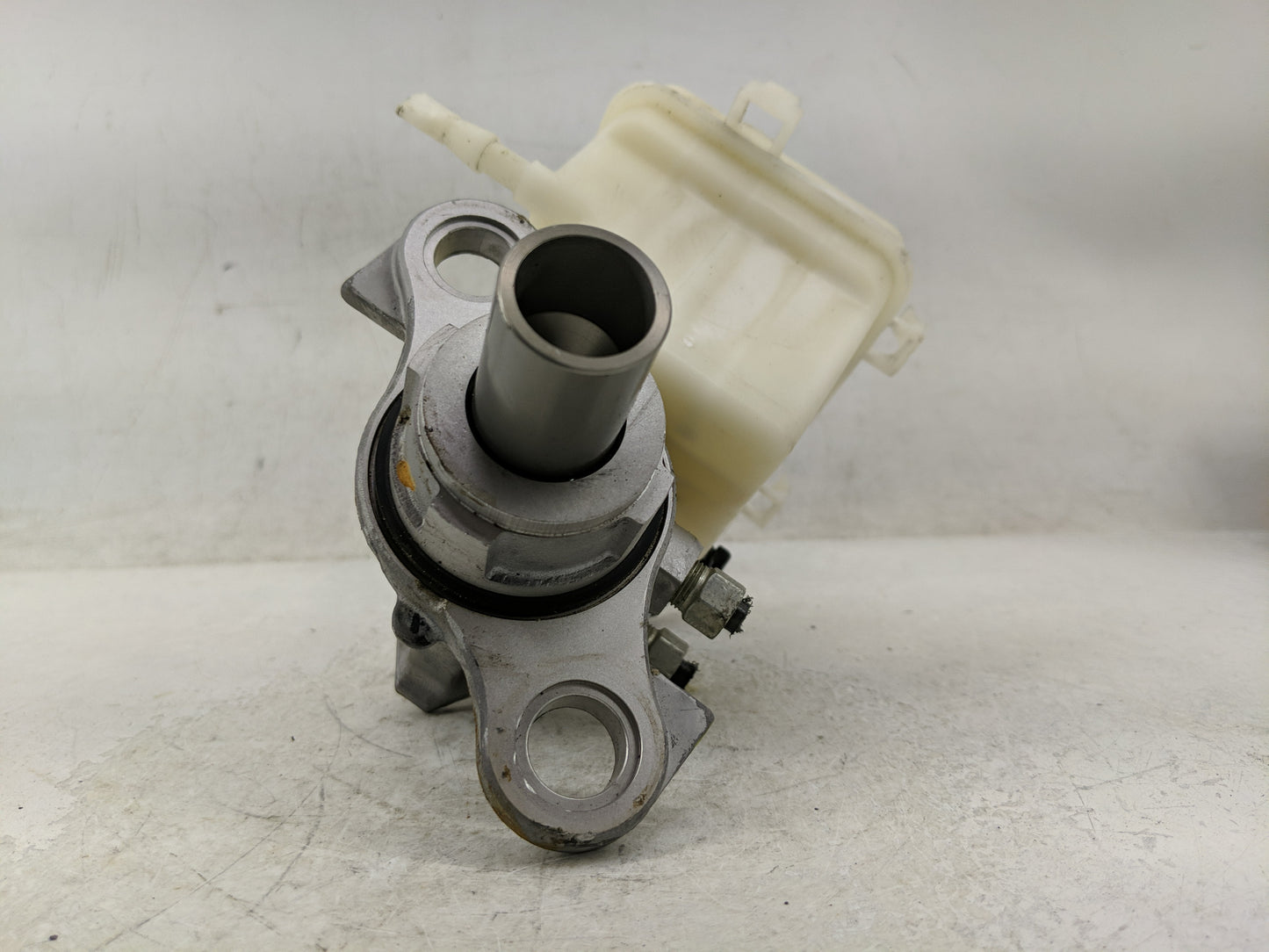 2013-2019 Cadillac Xts Brake Master Cylinder - Oemusedautoparts1.com