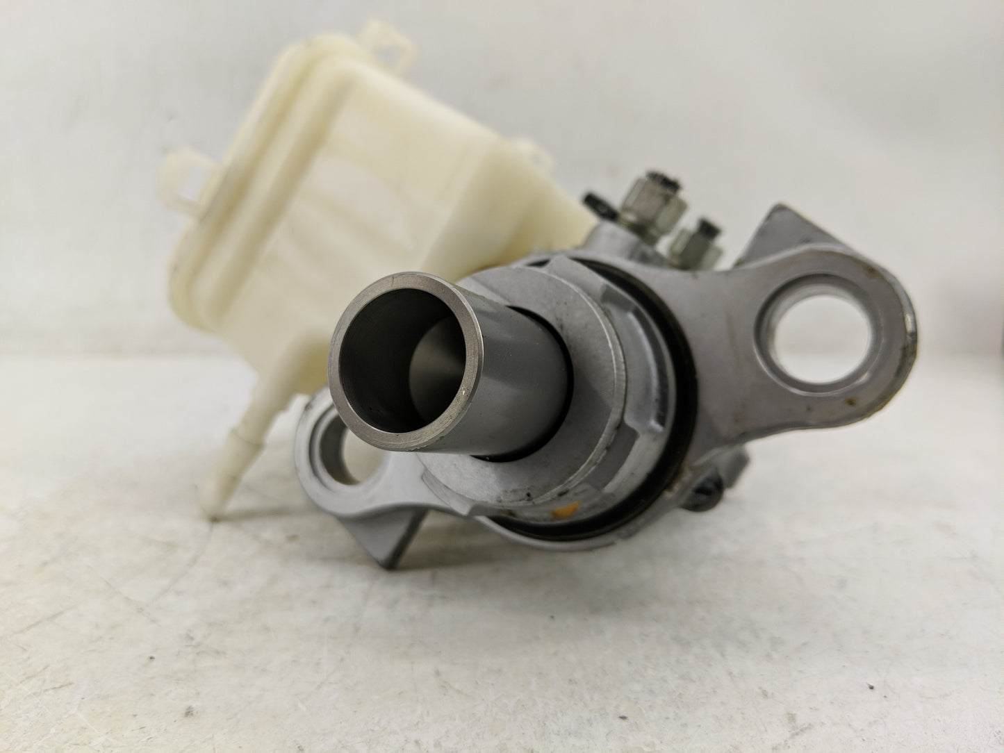 2013-2019 Cadillac Xts Brake Master Cylinder - Oemusedautoparts1.com