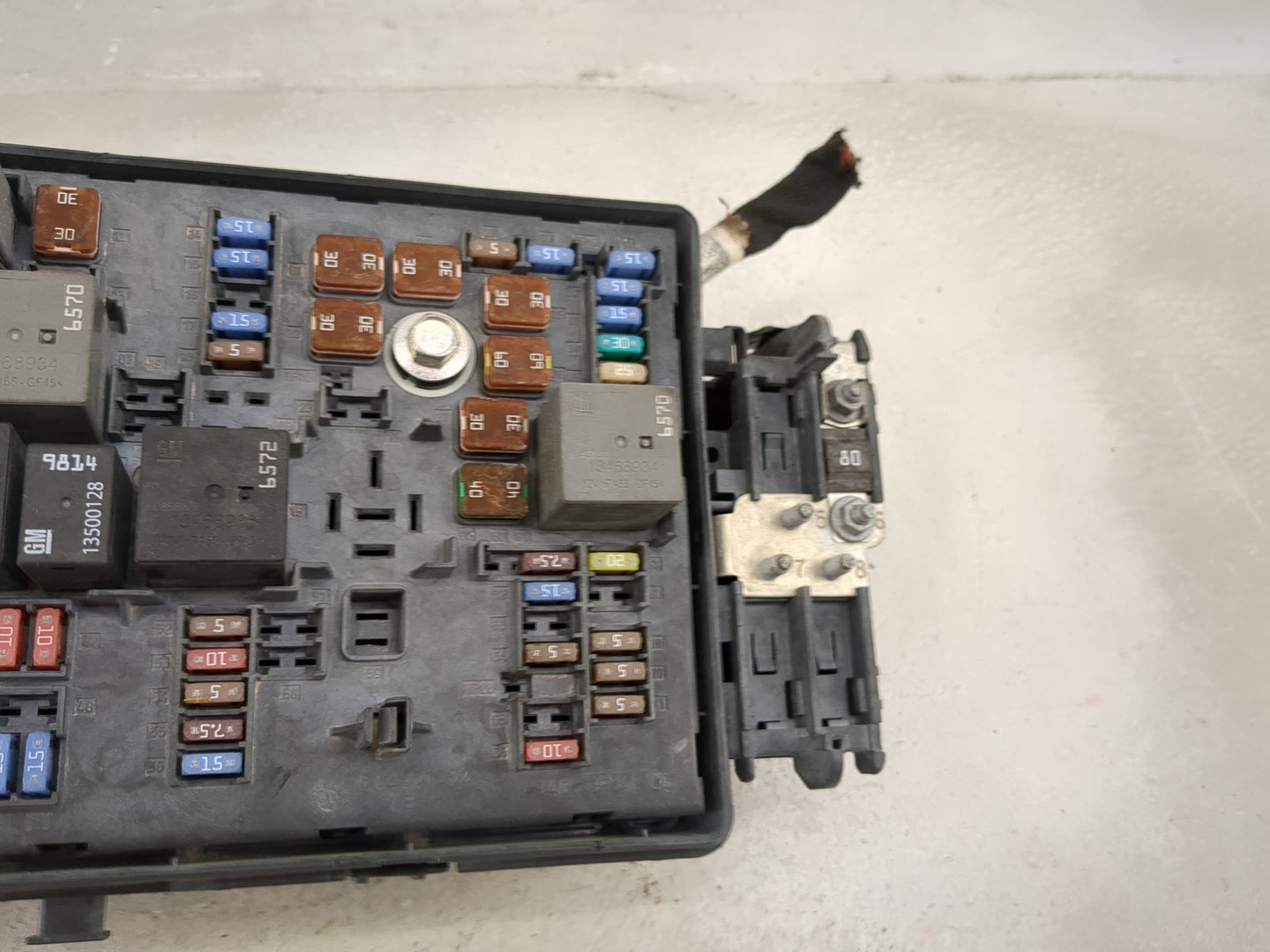 2013 Cadillac Xts Fusebox Fuse Box Panel Relay Module P/N:13272072 13272071 Fits OEM Used Auto Parts - Oemusedautoparts1.com
