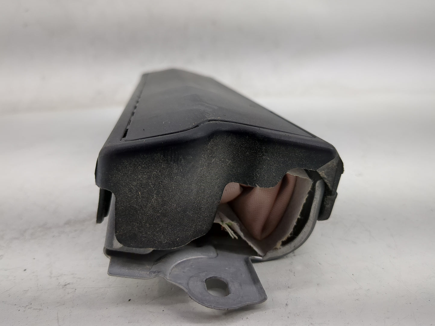 2017 Chevrolet Bolt Ev Air Bag Passenger Right Knee OEM P/N:42788652 Fits OEM Used Auto Parts - Oemusedautoparts1.com