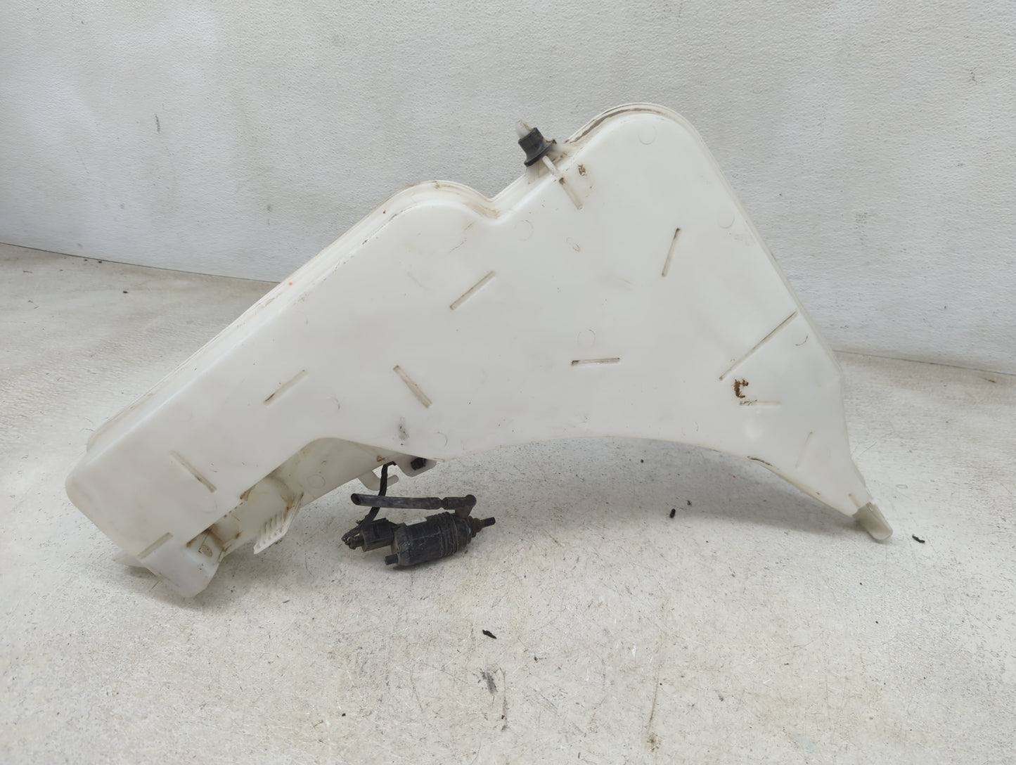 2016-2017 Chevrolet Camaro Windshield Washer Fluid Reservoir Bottle Oem 1465831 - Oemusedautoparts1.com
