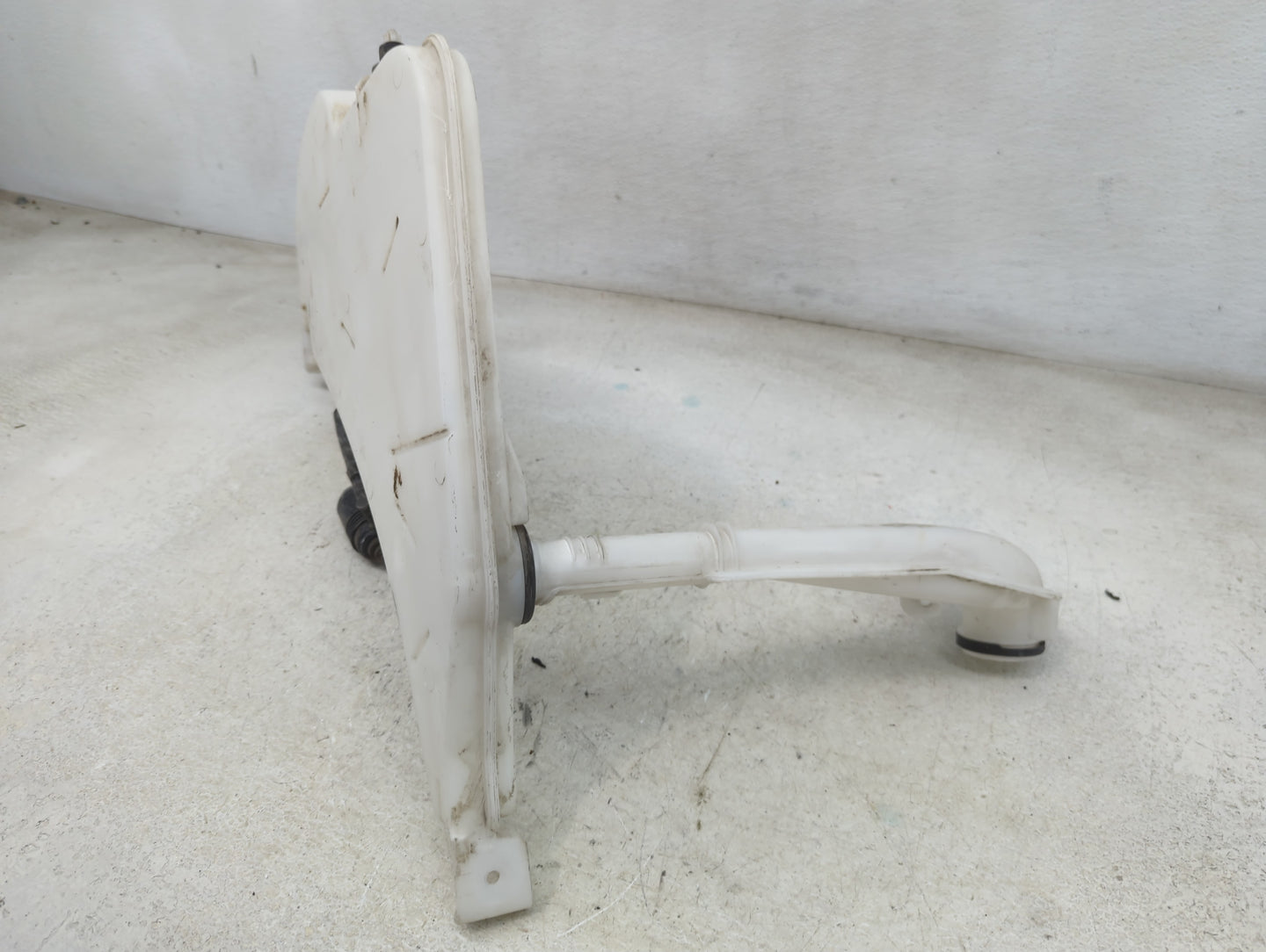 2016-2017 Chevrolet Camaro Windshield Washer Fluid Reservoir Bottle Oem 1465831 - Oemusedautoparts1.com