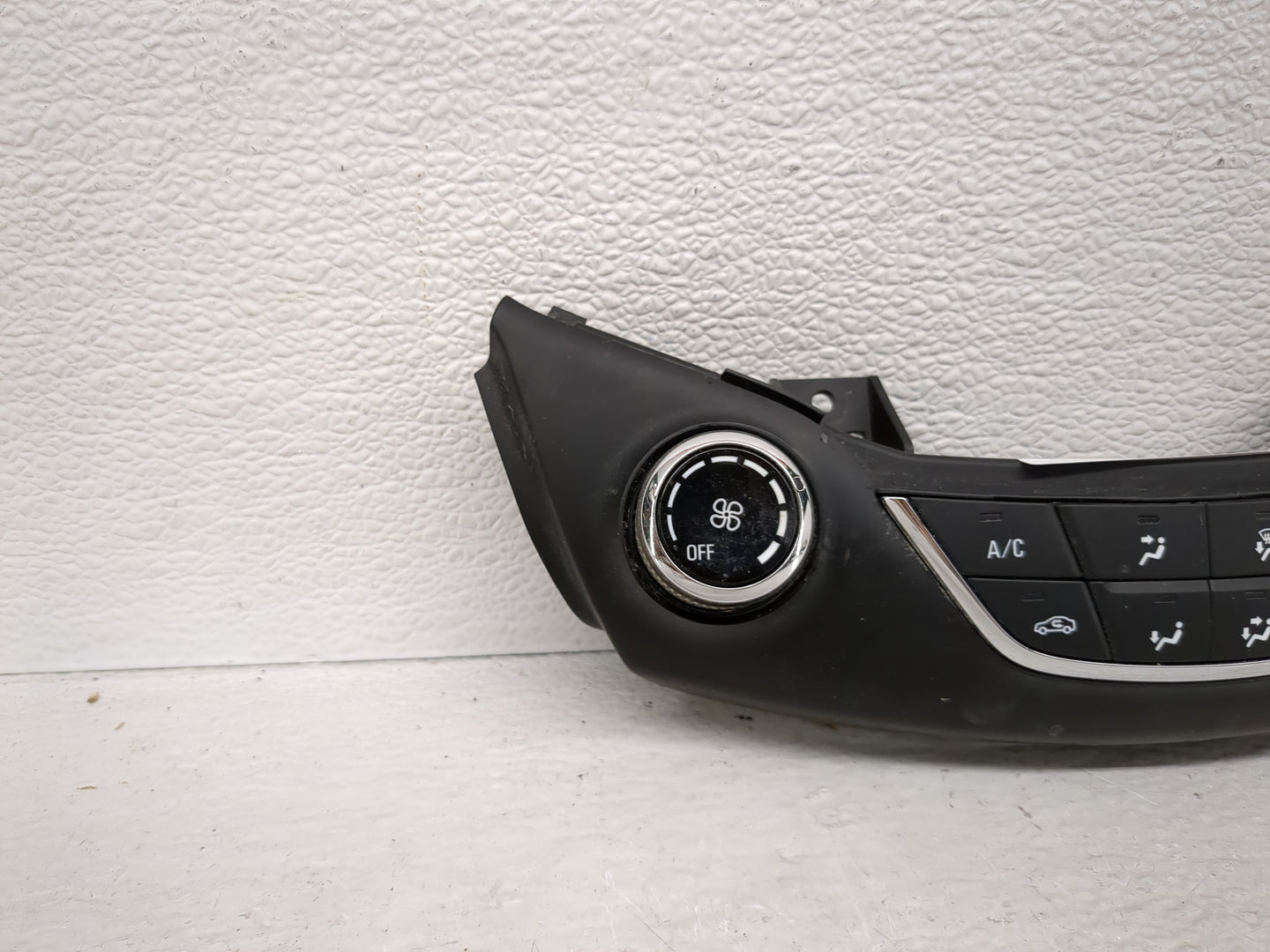 2017 Chevrolet Cruze Climate Control Module Temperature AC/Heater Replacement P/N:39028880 Fits OEM Used Auto Parts - Oemuse