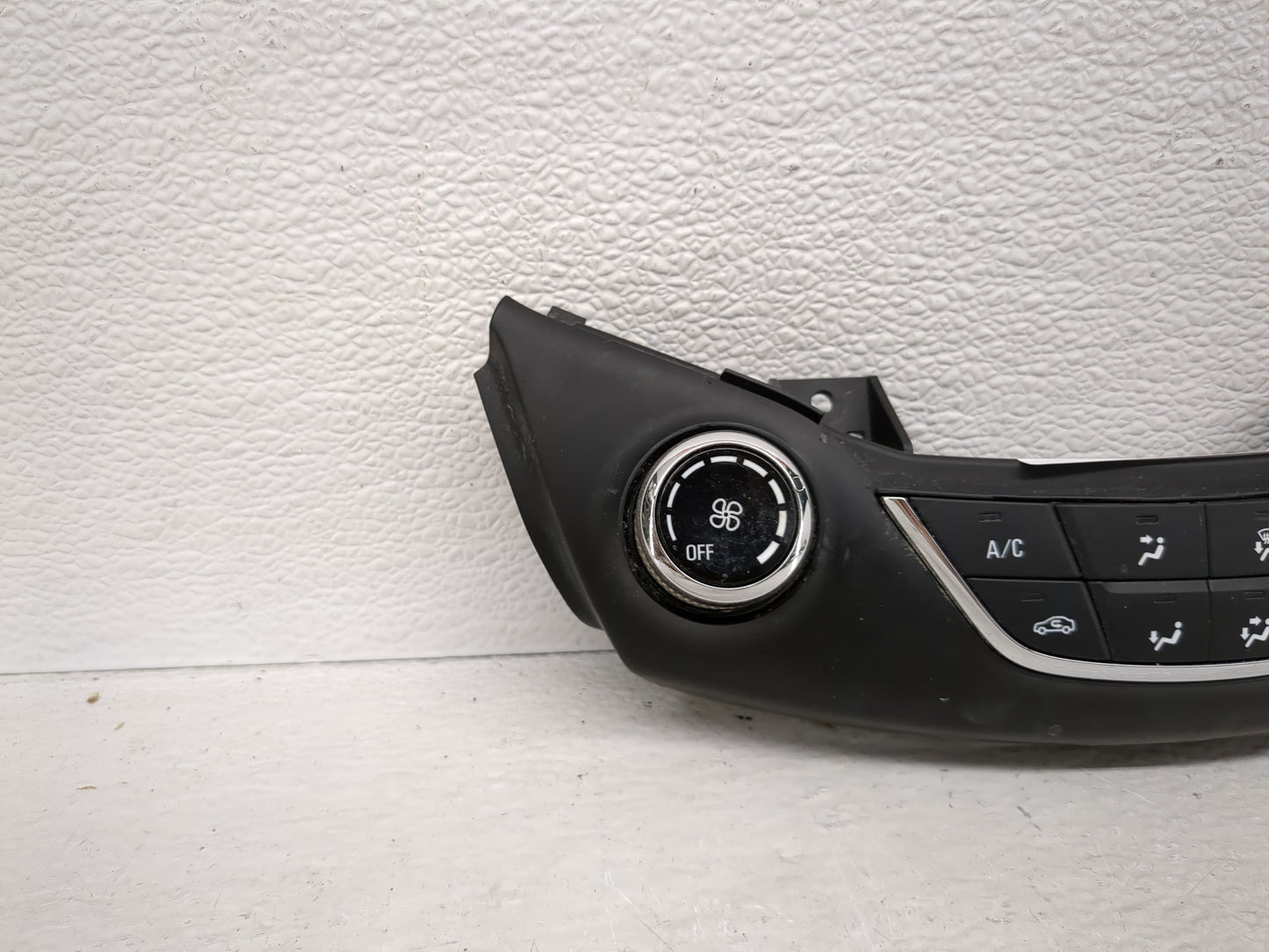 2017 Chevrolet Cruze Climate Control Module Temperature AC/Heater Replacement P/N:39028880 Fits OEM Used Auto Parts - Oemuse