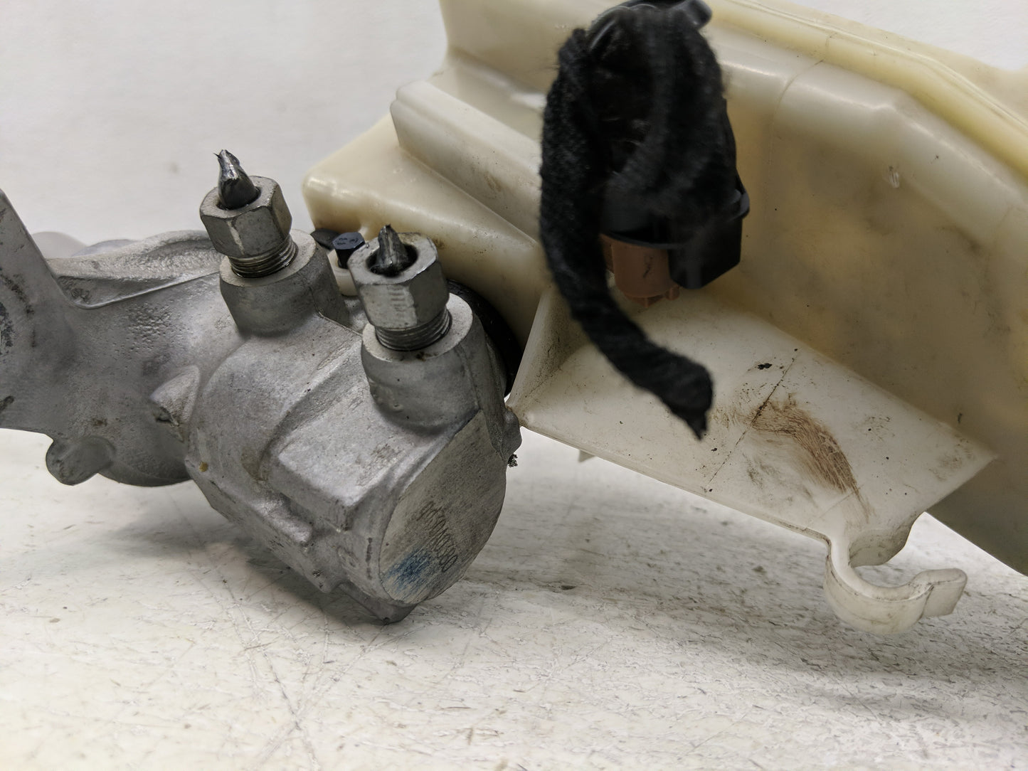 2016-2019 Chevrolet Cruze Brake Master Cylinder - Oemusedautoparts1.com