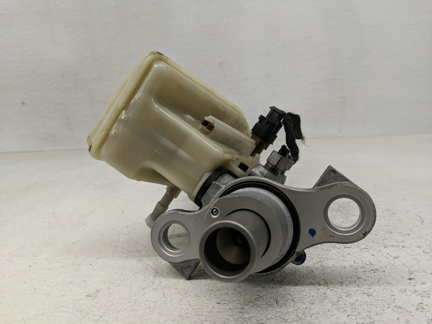 2016-2019 Chevrolet Cruze Brake Master Cylinder - Oemusedautoparts1.com