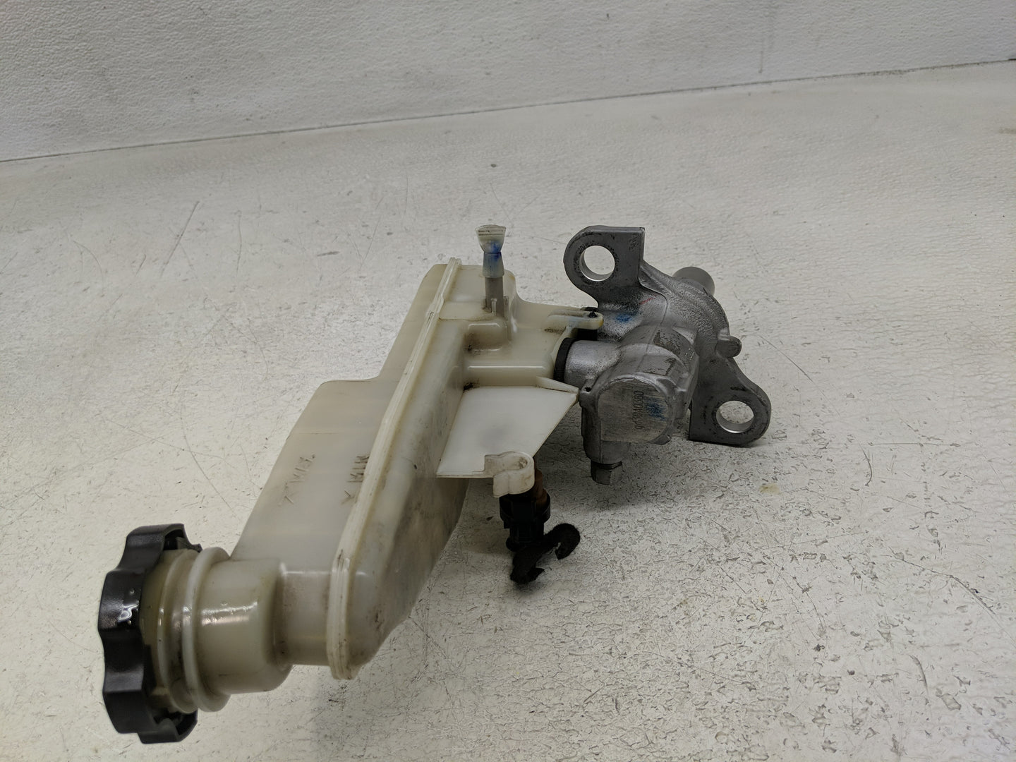 2016-2019 Chevrolet Cruze Brake Master Cylinder - Oemusedautoparts1.com