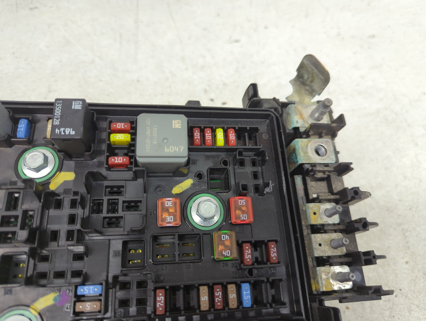 2017 Chevrolet Cruze Fusebox Fuse Box Panel Relay Module Fits OEM Used Auto Parts - Oemusedautoparts1.com