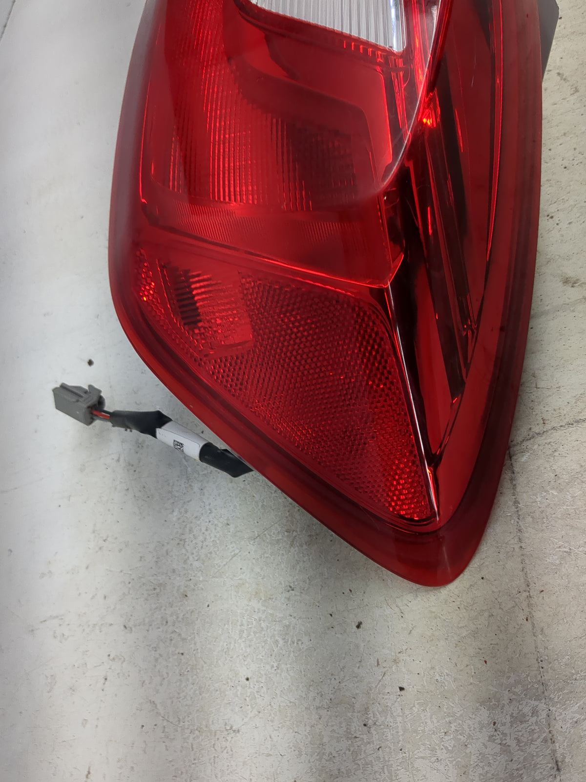 2016 Chevrolet Cruze Passenger Right Side Deck Lid Mounted Tail Light 1512686 - Oemusedautoparts1.com