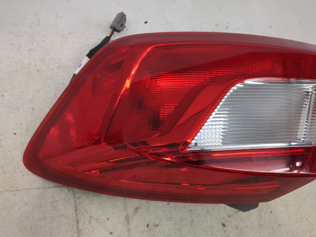 2016 Chevrolet Cruze Passenger Right Side Deck Lid Mounted Tail Light 1512686 - Oemusedautoparts1.com