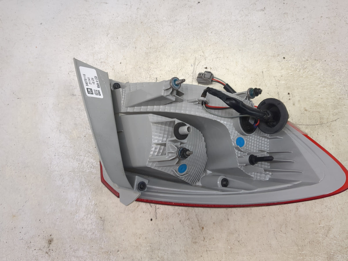2016 Chevrolet Cruze Passenger Right Side Deck Lid Mounted Tail Light 1512686 - Oemusedautoparts1.com