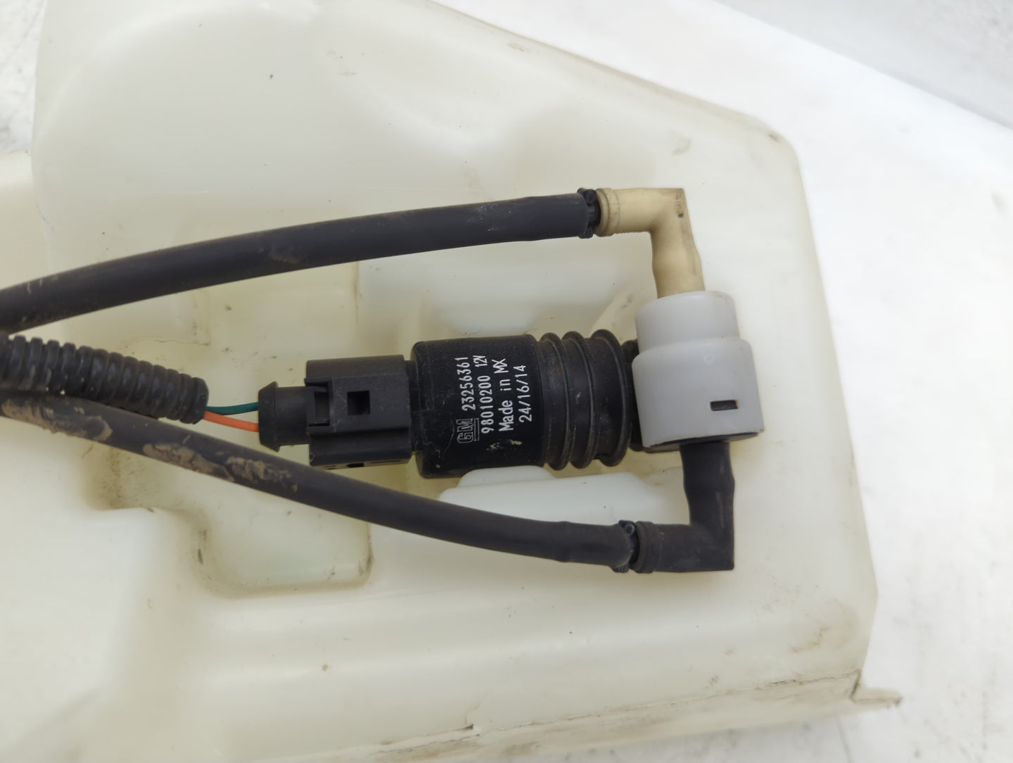 2017-2017 Chevrolet Equinox Windshield Washer Fluid Reservoir Bottle Oem - Oemusedautoparts1.com