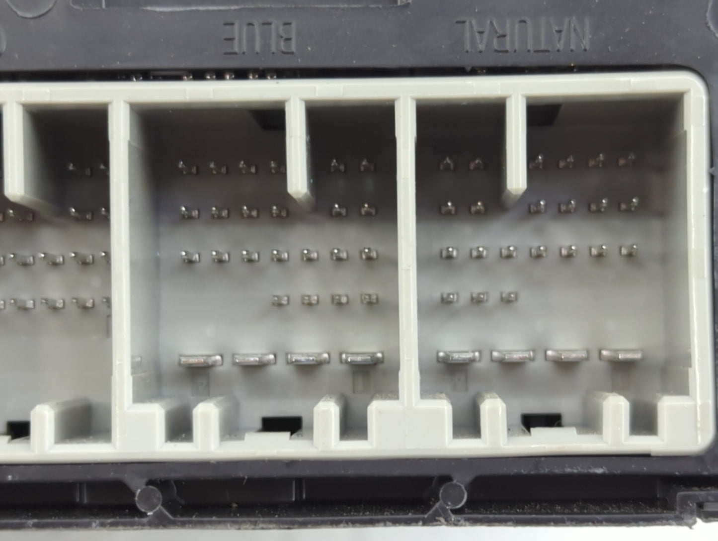 2016-2017 Chevrolet Equinox Body Control Module Bcm Inner Cabin Fuse Box 1138934 - Oemusedautoparts1.com