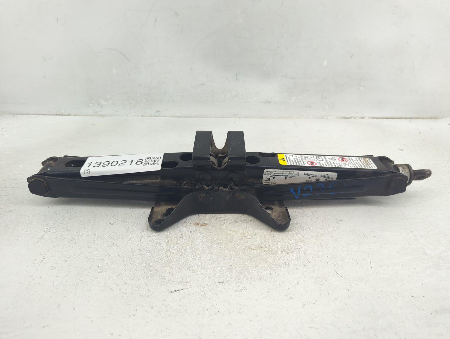 2017 Chevrolet Equinox Spare Scissor Car Jack 1390218 - Oemusedautoparts1.com