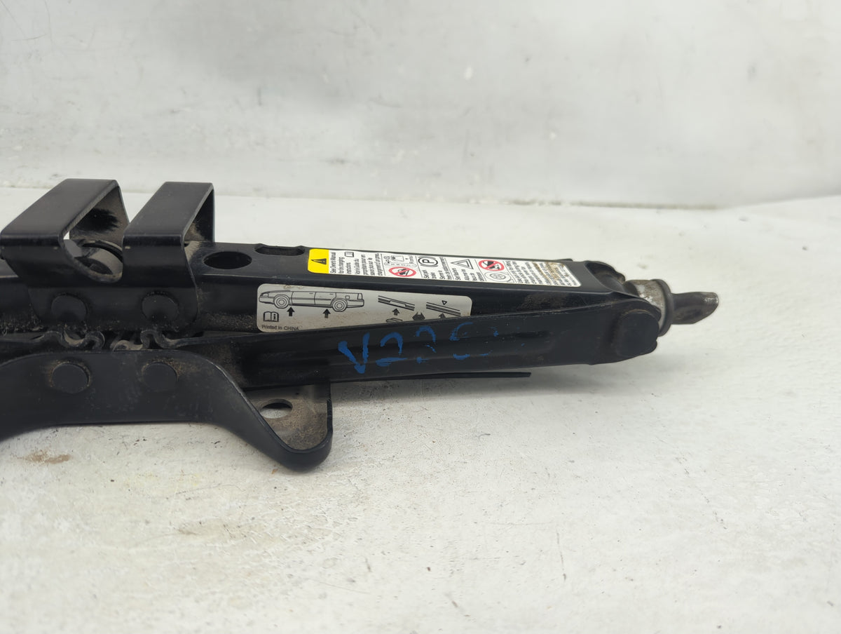 2017 Chevrolet Equinox Spare Scissor Car Jack 1390218 - Oemusedautoparts1.com