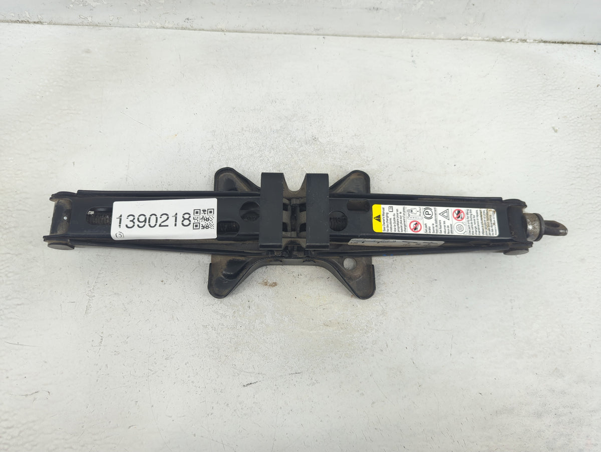 2017 Chevrolet Equinox Spare Scissor Car Jack 1390218 - Oemusedautoparts1.com