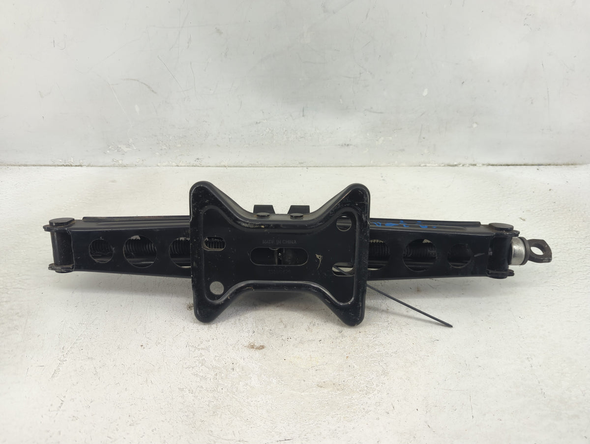 2017 Chevrolet Equinox Spare Scissor Car Jack 1390218 - Oemusedautoparts1.com