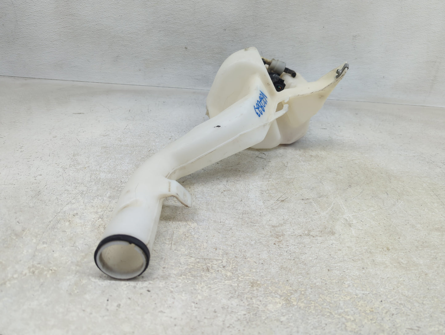 2017-2017 Chevrolet Equinox Windshield Washer Fluid Reservoir Bottle Oem - Oemusedautoparts1.com