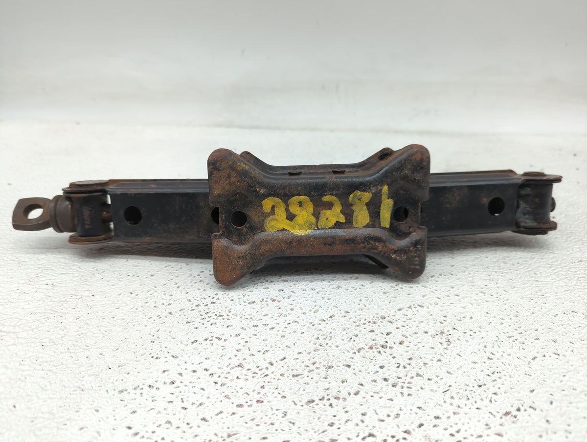2017 Chevrolet Equinox Spare Scissor Car Jack 1415679 - Oemusedautoparts1.com