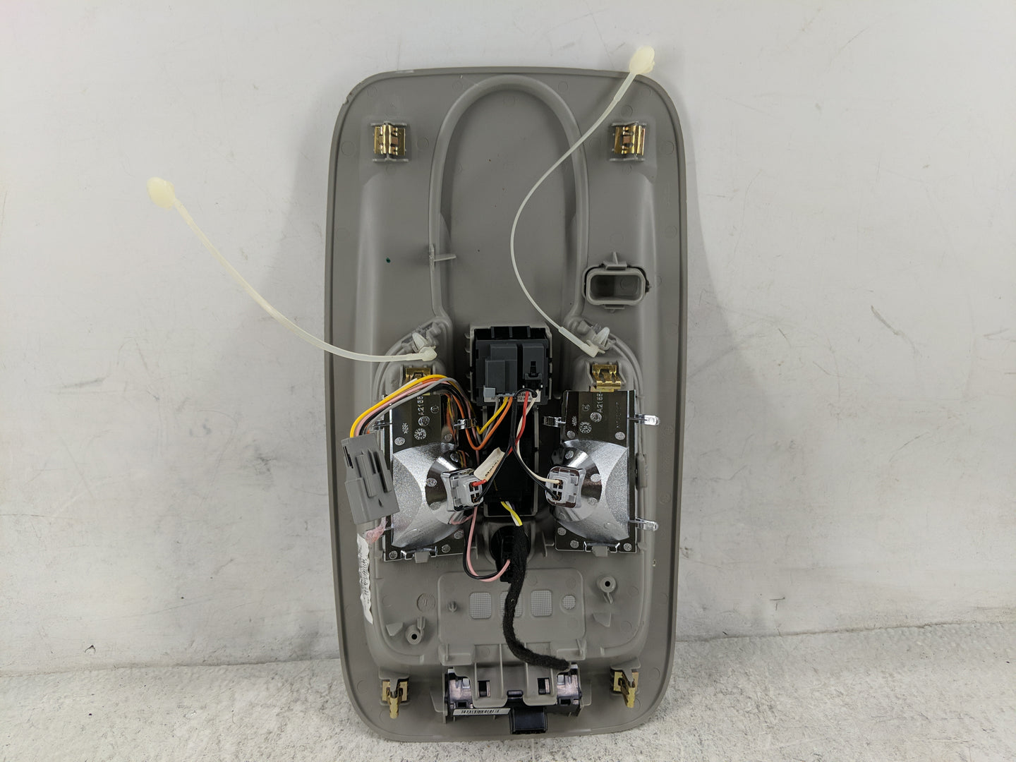 2014-2017 Chevrolet Equinox Overhead Roof Console 1484119 - Oemusedautoparts1.com