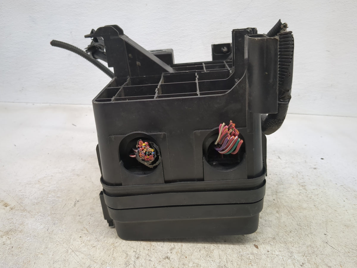 2016-2017 Chevrolet Equinox Fusebox Fuse Box Panel Relay Module P/N:84080470 Fits Fits 2016 2017 OEM Used Auto Parts - Oemus