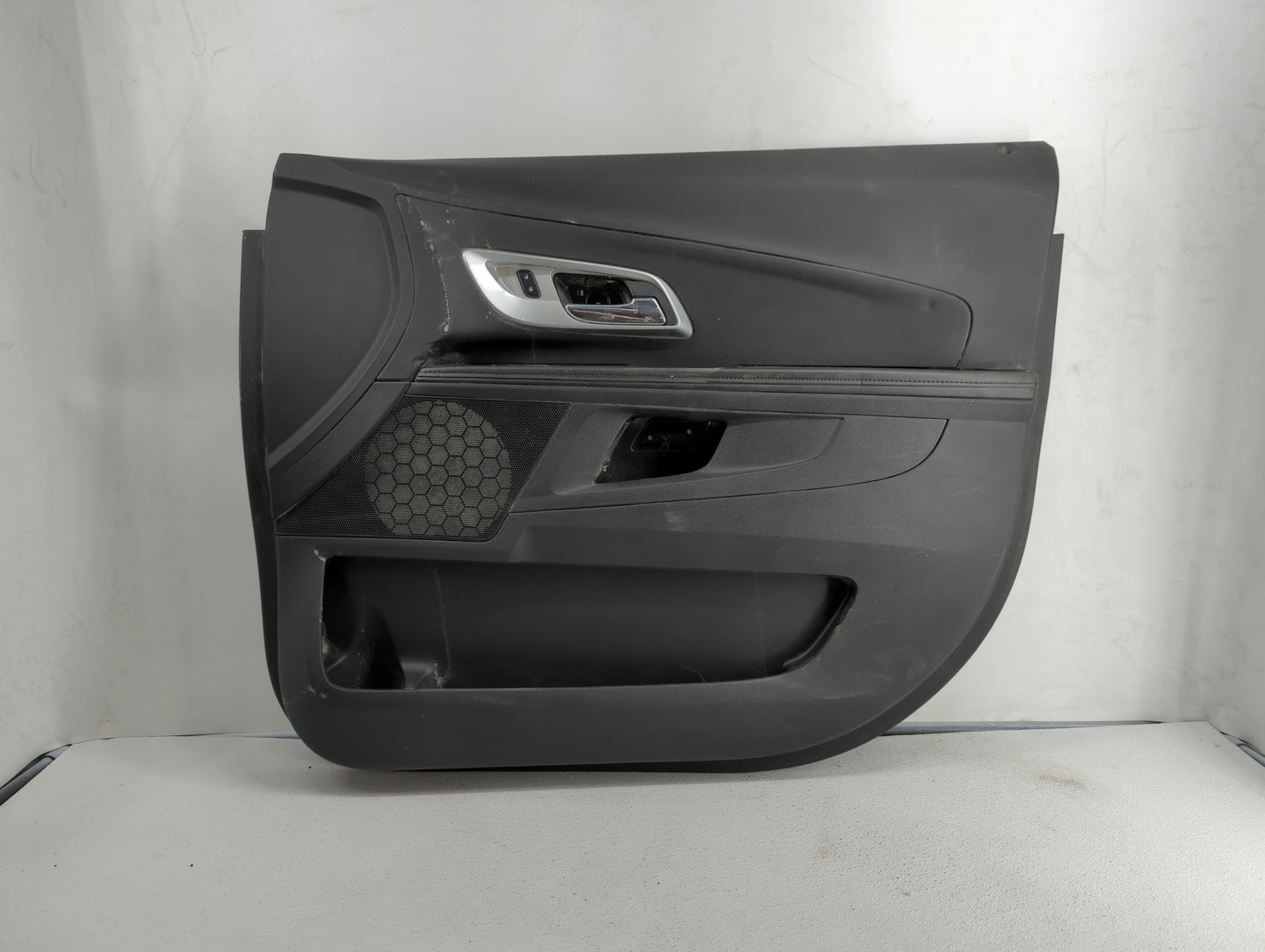 2017 Chevrolet Equinox Front Right Passenger Interior Door Panel Trim - Oemusedautoparts1.com