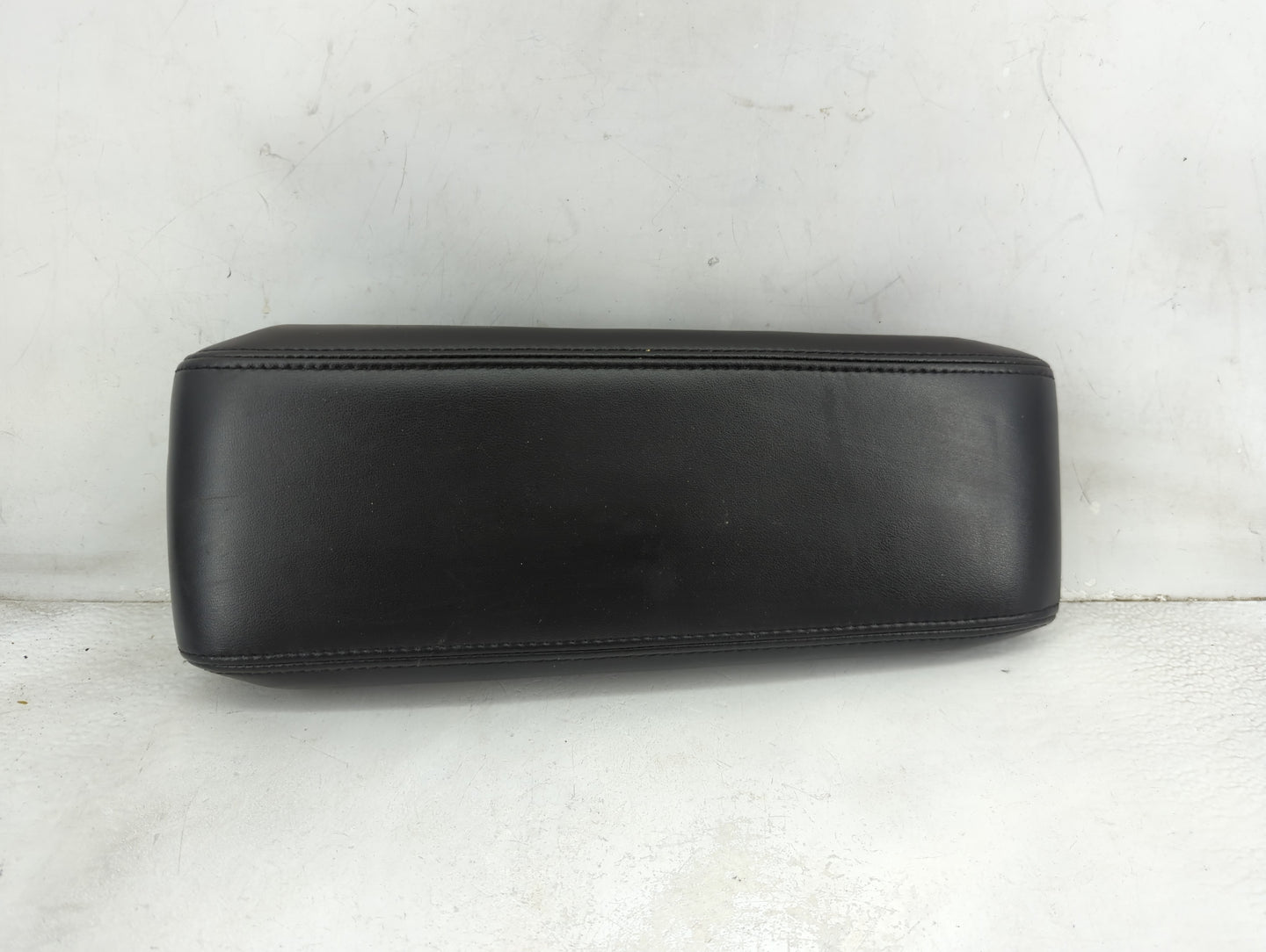 2016-2017 Chevrolet Equinox Center Console Armrest Cover Lid P/N:2335521B Fits Fits 2016 2017 OEM Used Auto Parts - Oemuseda