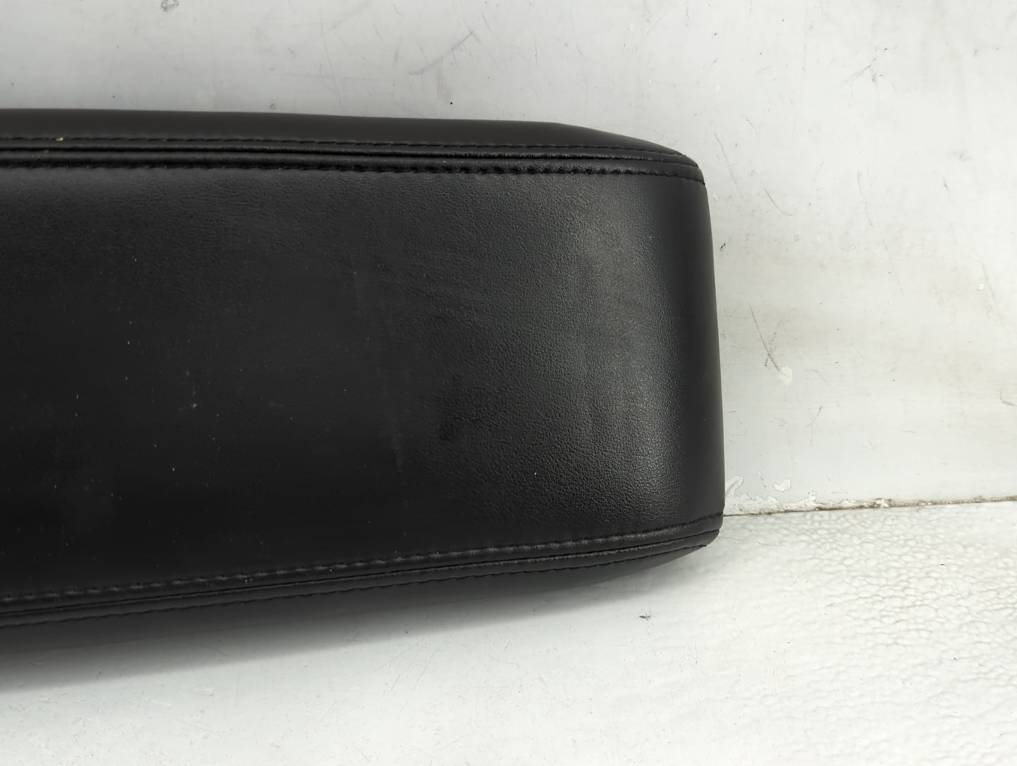 2016-2017 Chevrolet Equinox Center Console Armrest Cover Lid P/N:2335521B Fits Fits 2016 2017 OEM Used Auto Parts - Oemuseda